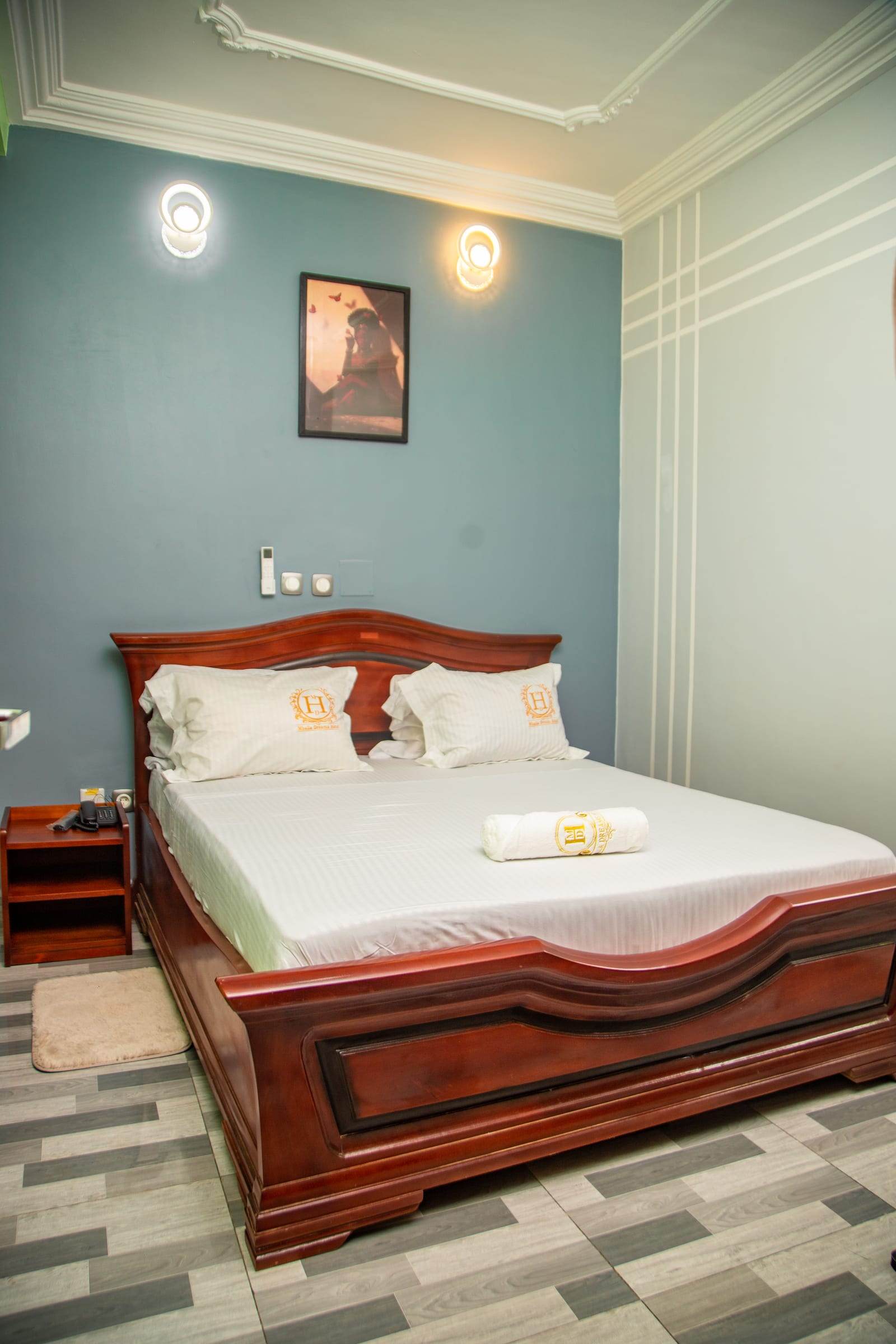 Carved wooden bed, Mballa Dreams Hotel Yaoundé