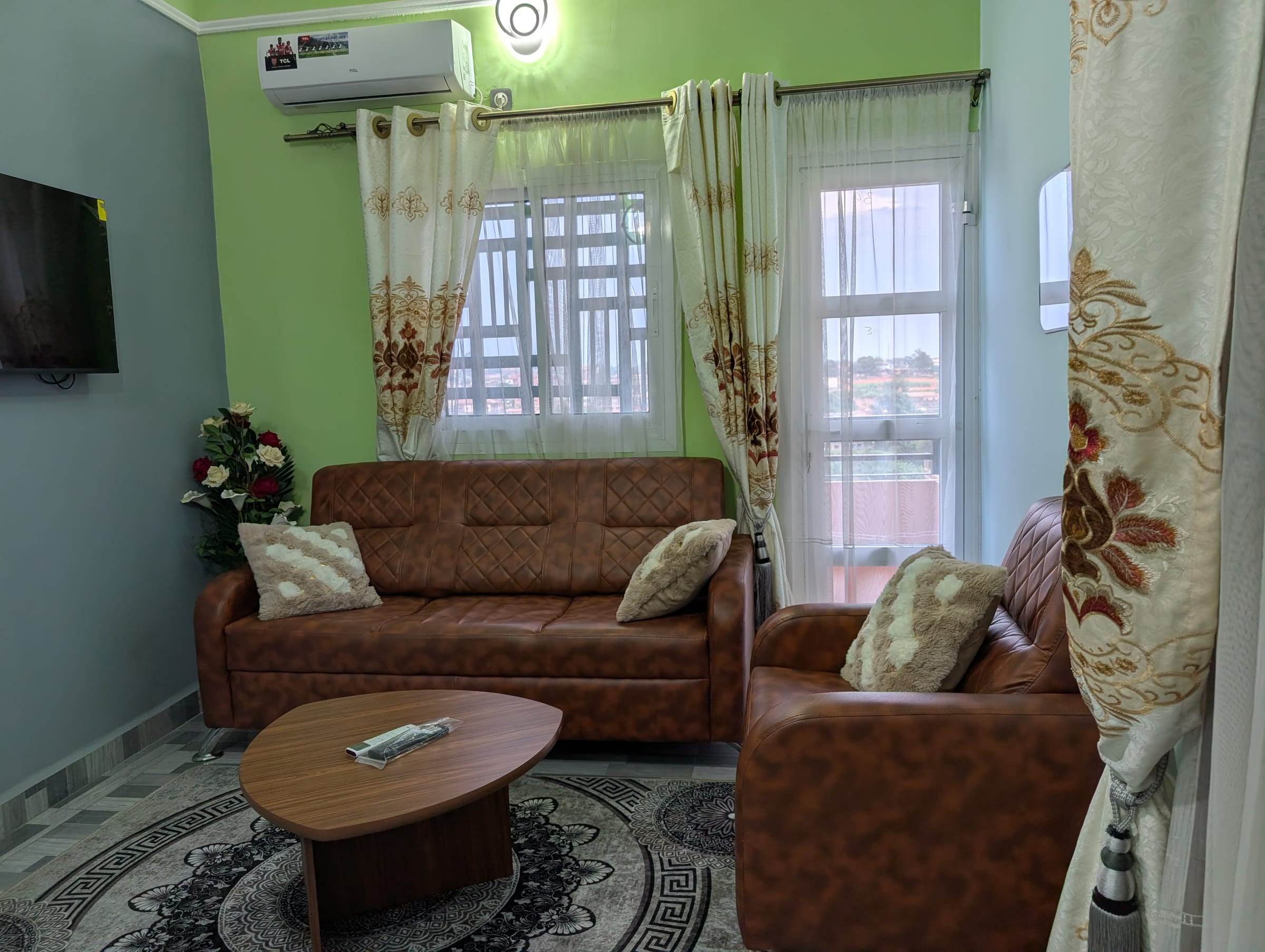 Salon de la Suite Dreams avec canapés en cuir à Yaoundé