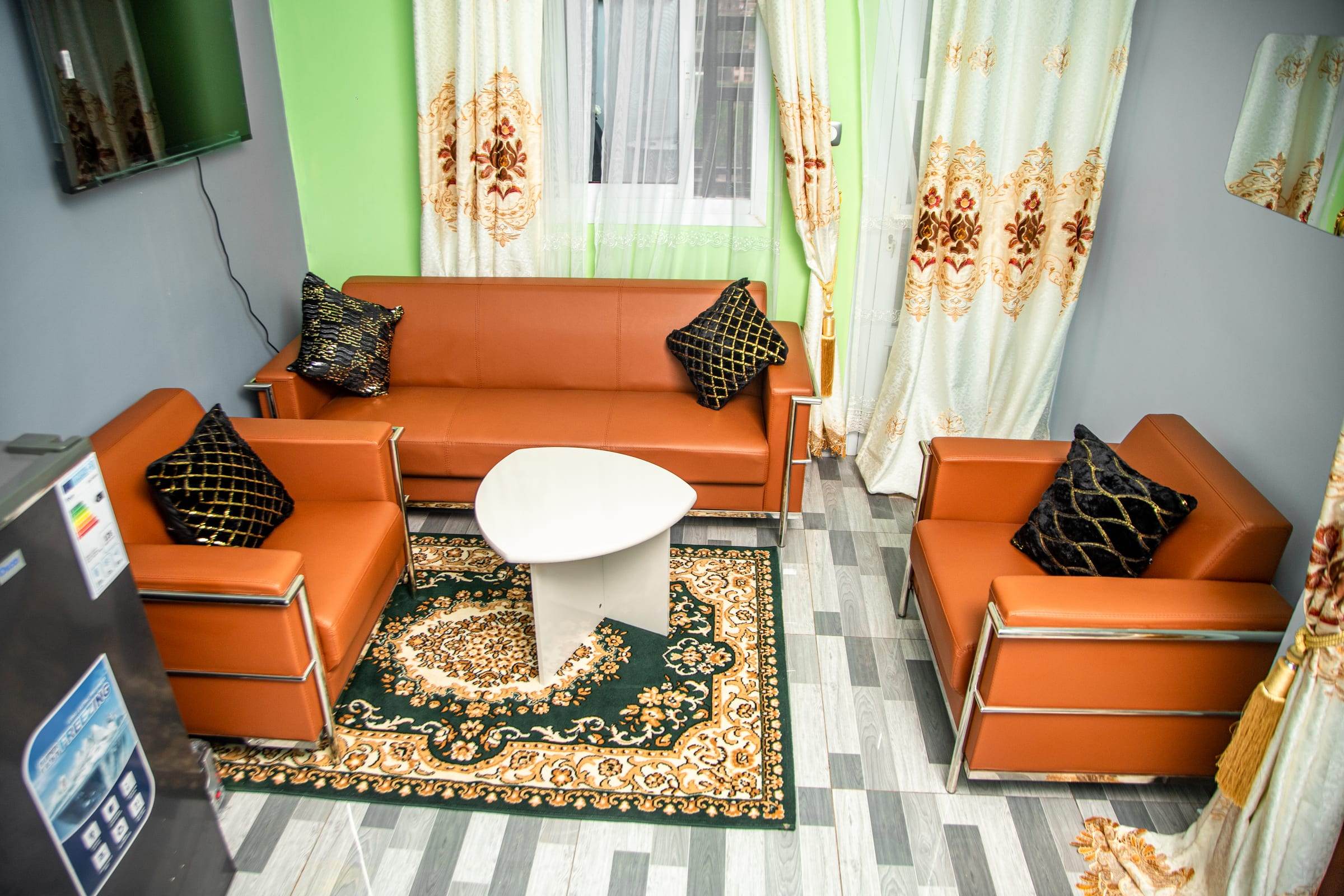 Salon de la Suite Dreams avec canapés en cuir à Yaoundé