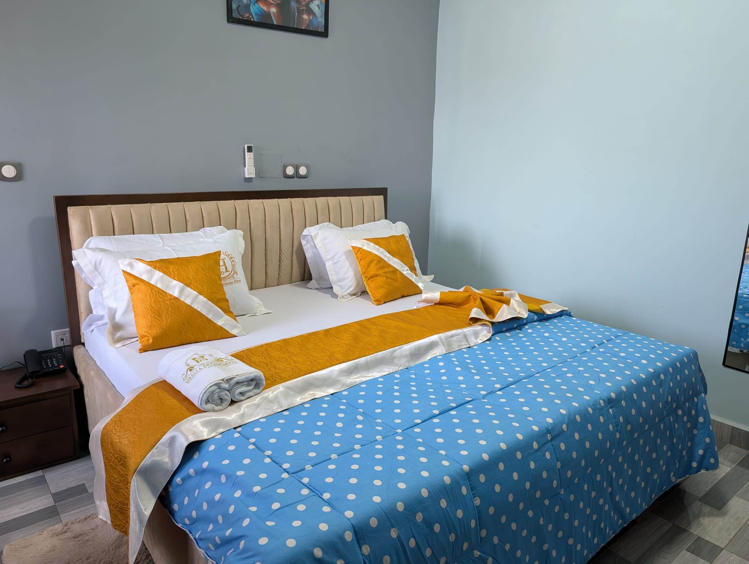 Chambre VIP, tête de lit capitonnée et linge brodé au monogramme